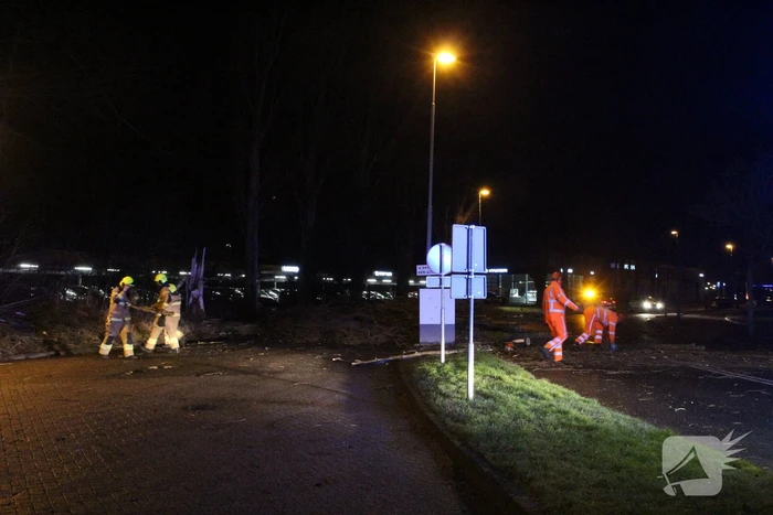Boom valt om op terrein bij tankstation