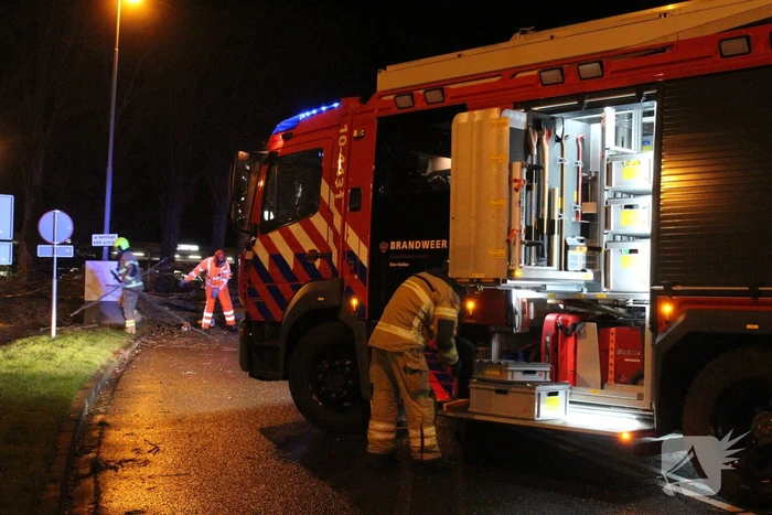 Boom valt om op terrein bij tankstation