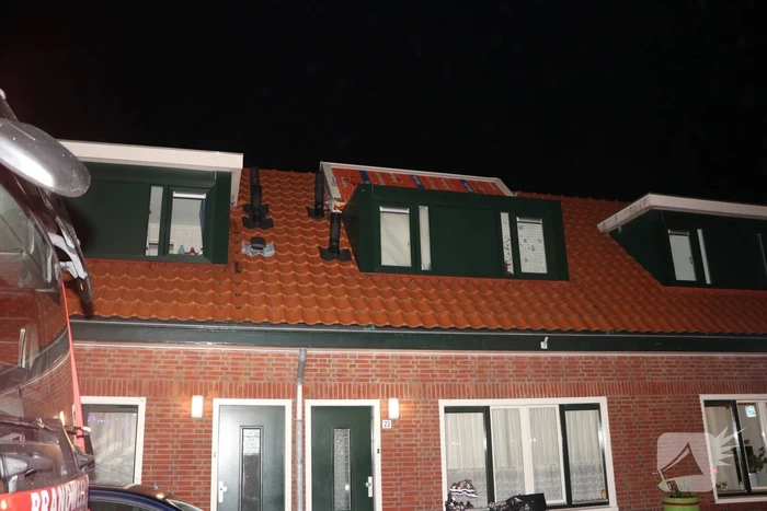 Dak van dakkapel komt los door storm Eunice