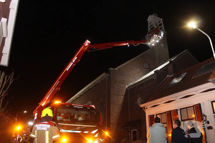 Dakbedekking van kerktoren laat los