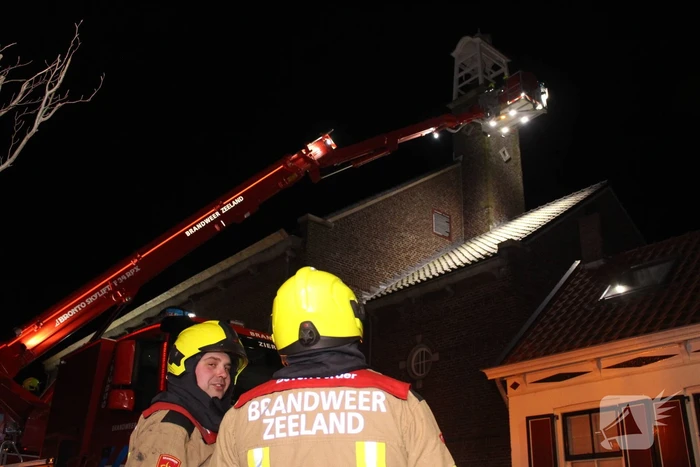 Dakbedekking van kerktoren laat los