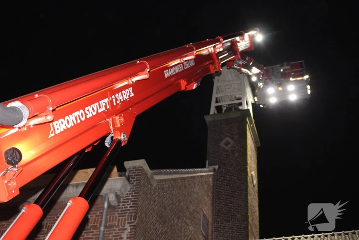 Dakbedekking van kerktoren laat los