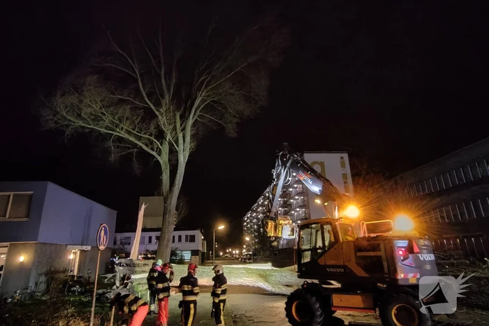 Grote boom omgewaaid in woonwijk