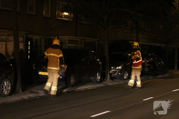 Brandweer zet straat af na loswaaien van van dakpannen