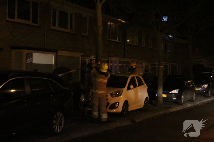 Brandweer zet straat af na loswaaien van van dakpannen