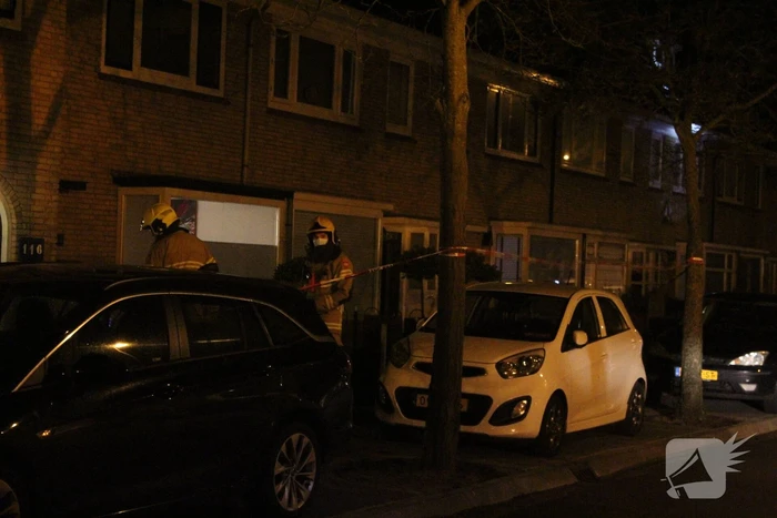 Brandweer zet straat af na loswaaien van van dakpannen
