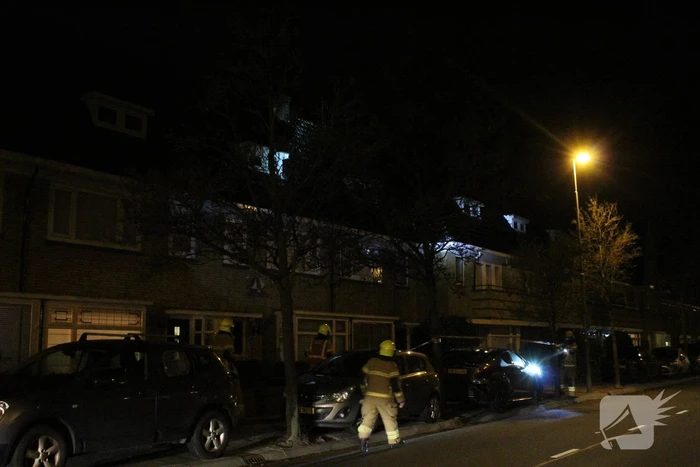Brandweer zet straat af na loswaaien van van dakpannen