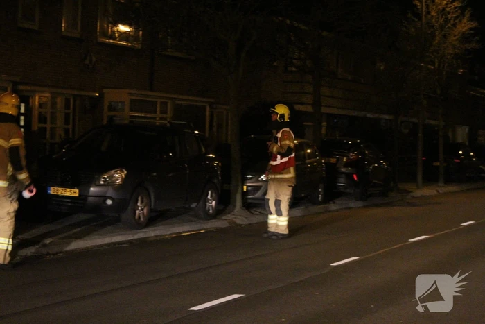 Brandweer zet straat af na loswaaien van van dakpannen