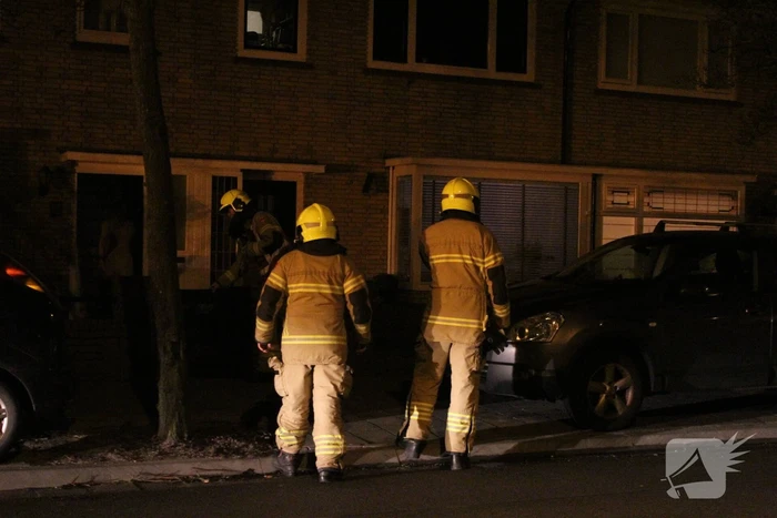 Brandweer zet straat af na loswaaien van van dakpannen