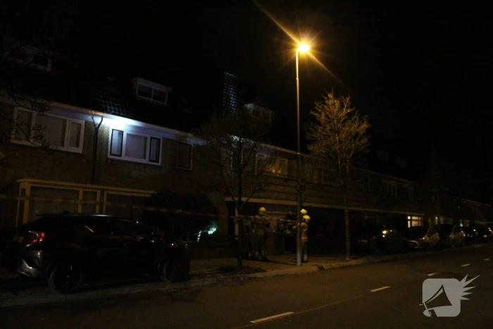Brandweer zet straat af na loswaaien van van dakpannen