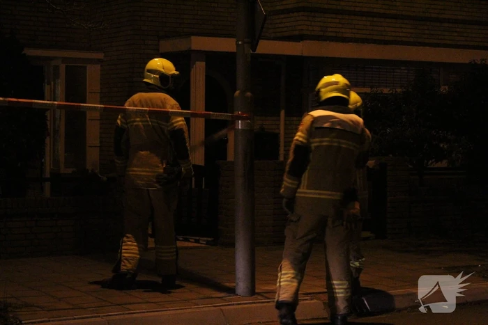 Brandweer zet straat af na loswaaien van van dakpannen