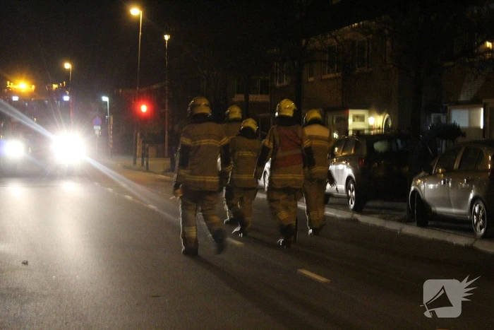 Brandweer zet straat af na loswaaien van van dakpannen