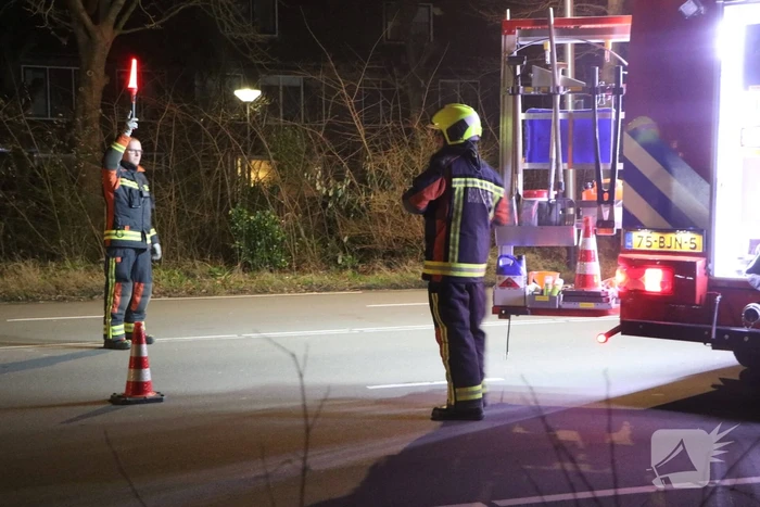 Omgevallen boom blokkeert weg