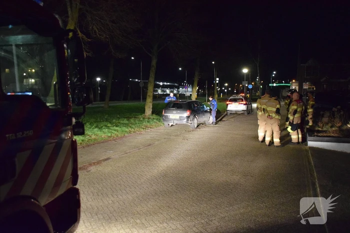 Brandweer zaagt boom omver