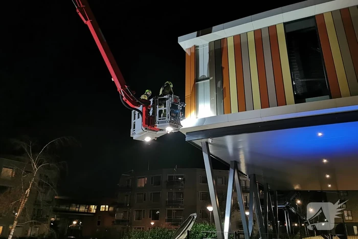 Brandweer verwijdert loshangende geveldelen