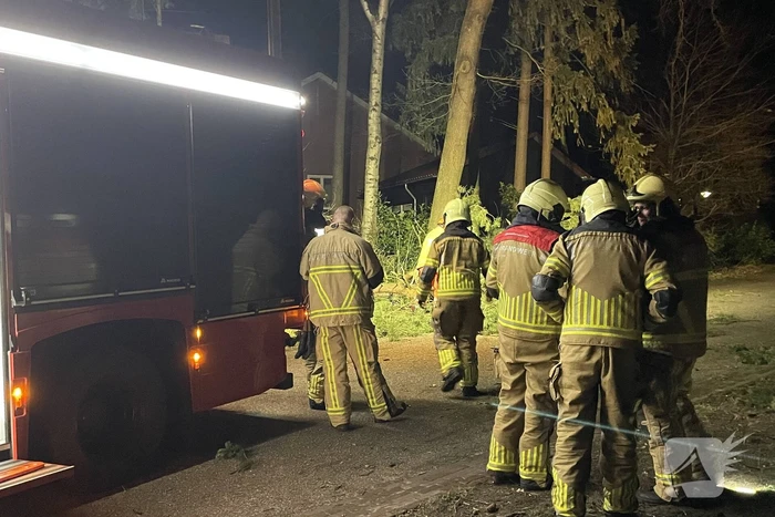 Brandweer verwijdert boom over de weg