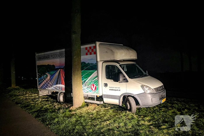 Bestuurder parkeert bakwagen tegen boom