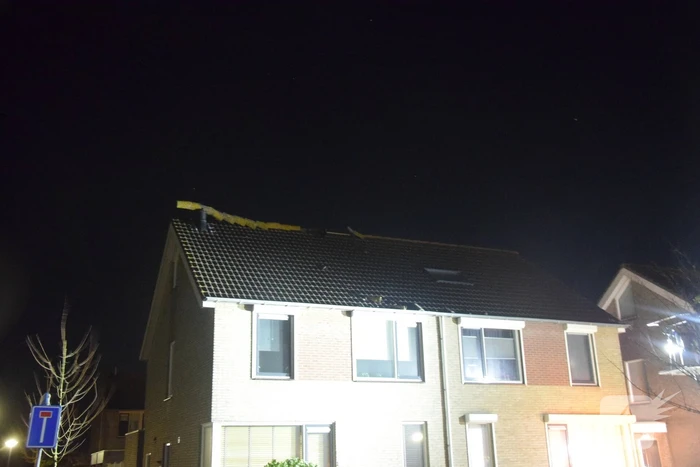 Nok waait van dak van woning