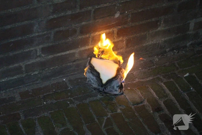 Brandweer blust brand in hoop afval