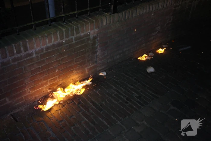 Brandweer blust brand in hoop afval