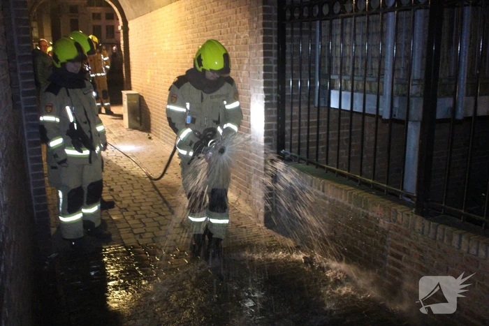 Brandweer blust brand in hoop afval