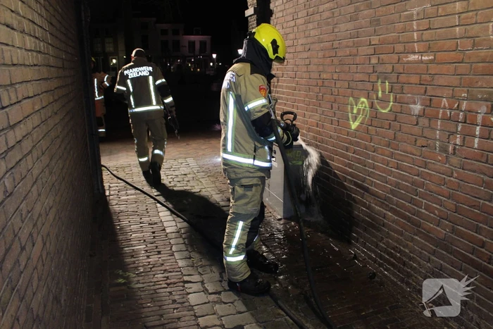 Brandweer blust brand in hoop afval