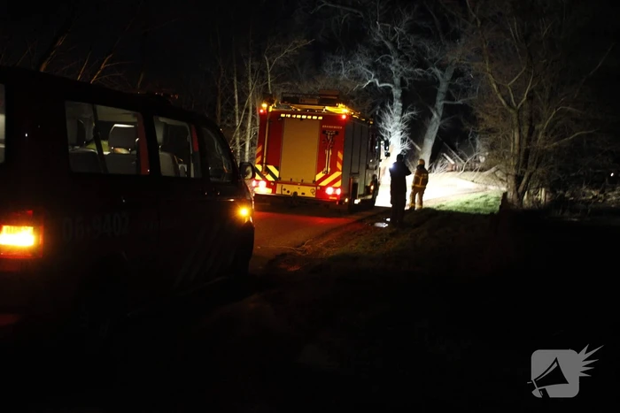 Brandweer zaagt grote boom in stukken
