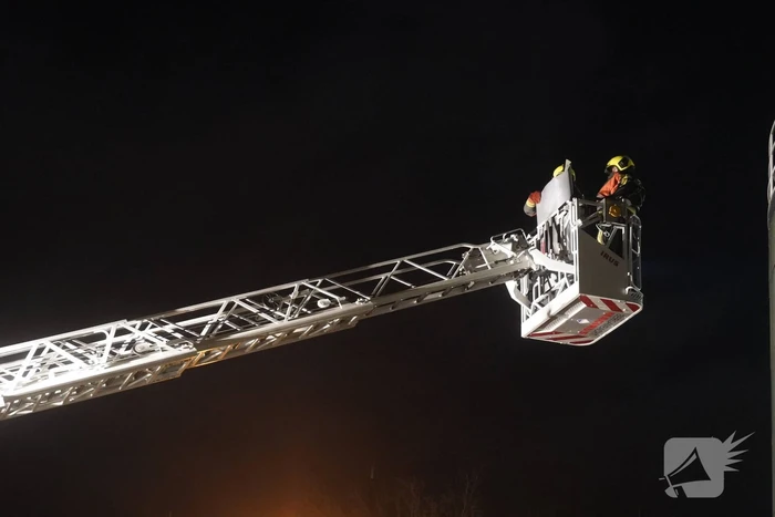Brandweer verwijdert loshangende plaat
