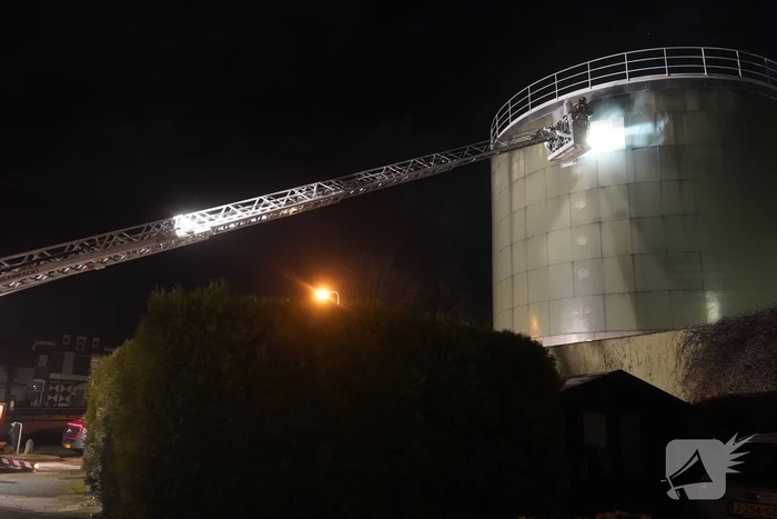 Brandweer verwijdert loshangende plaat