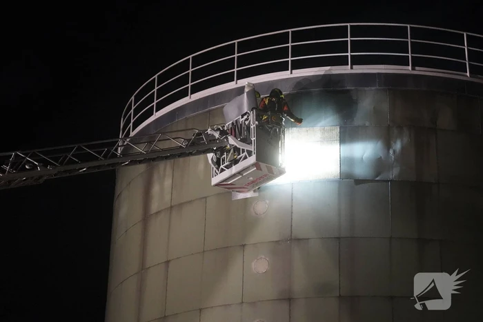 Brandweer verwijdert loshangende plaat