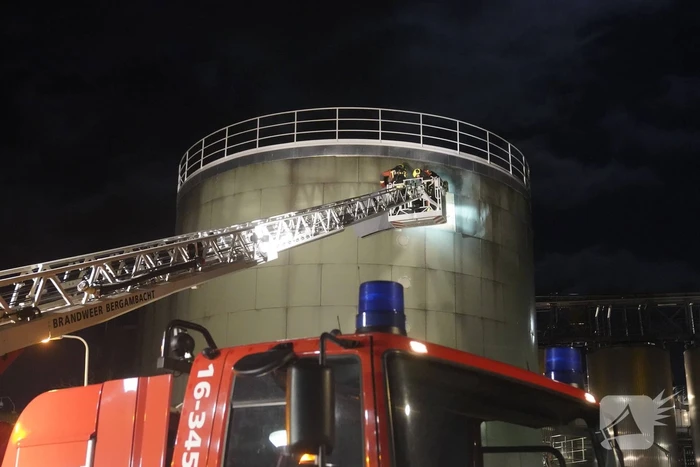 Brandweer verwijdert loshangende plaat