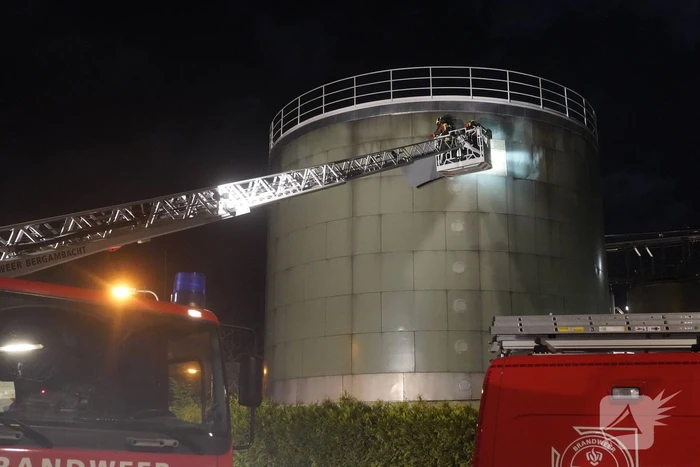 Brandweer verwijdert loshangende plaat