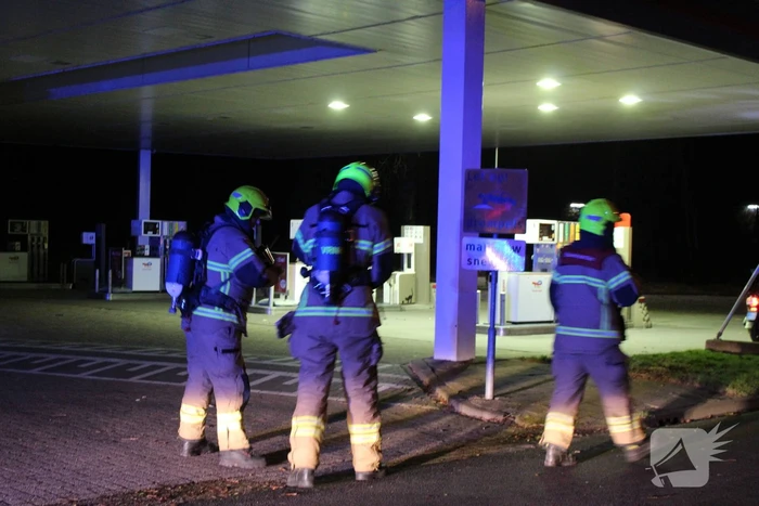 Boom blokkeert tankstation