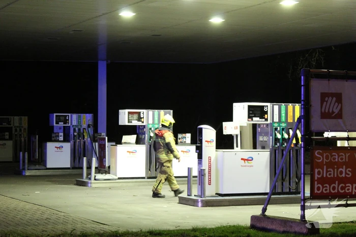 Boom blokkeert tankstation