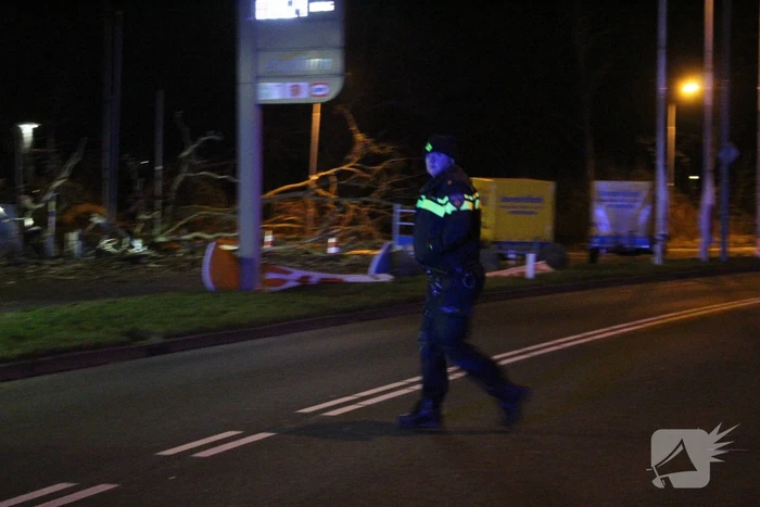 Boom blokkeert tankstation