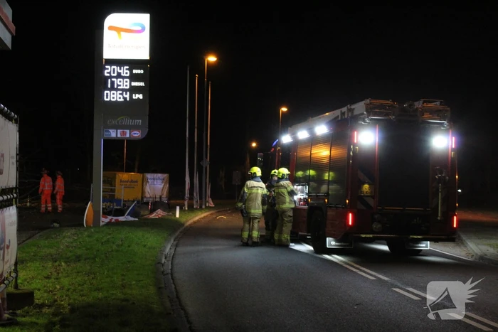 Boom blokkeert tankstation