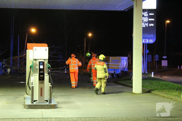 Boom blokkeert tankstation