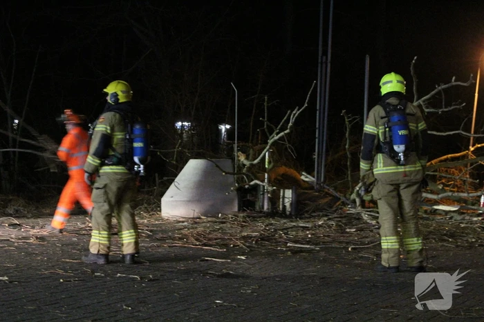 Boom blokkeert tankstation