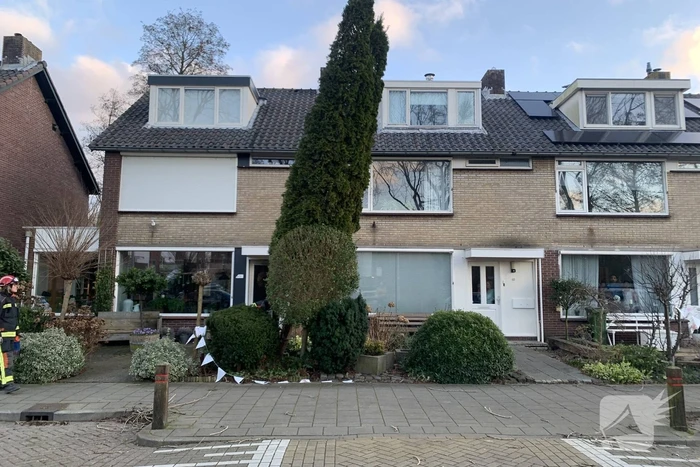 Brandweer zaagt boom om