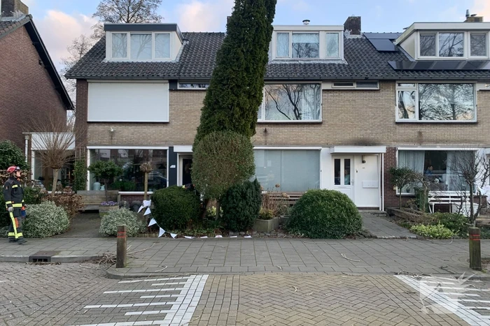 Brandweer zaagt boom om