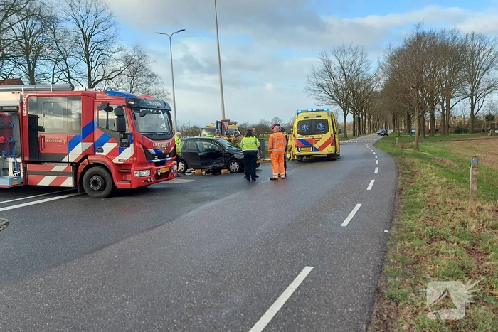 Botsing tussen twee voertuigen op kruising