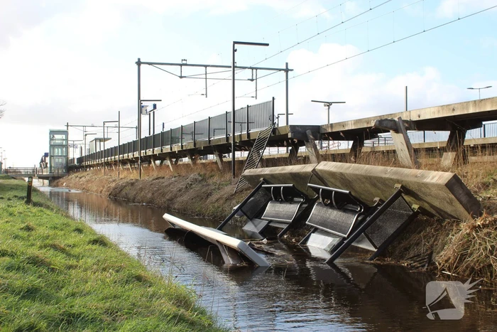 Treinperron deels ingestort