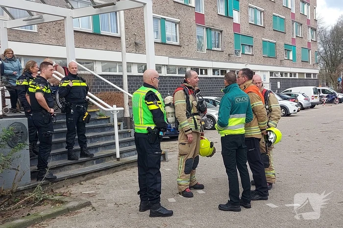 Brandweer blust forse brand in woning