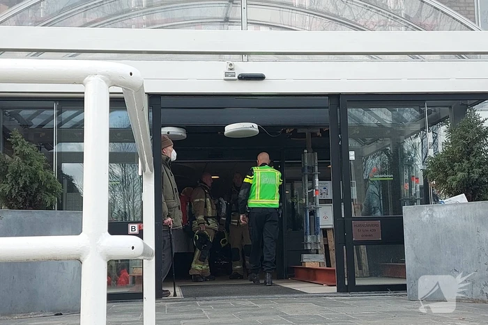 Brandweer blust forse brand in woning