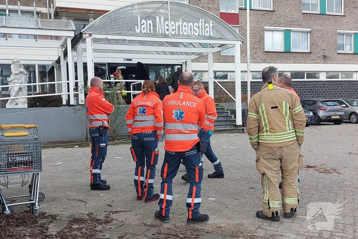 Brandweer blust forse brand in woning
