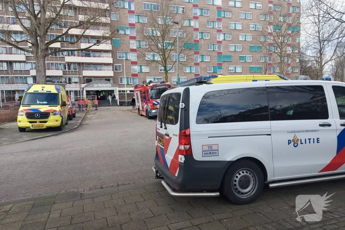 Brandweer blust forse brand in woning