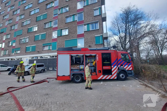 Brandweer blust forse brand in woning