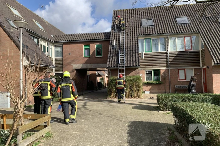 Brandweer ingezet voor losliggende dakpannen
