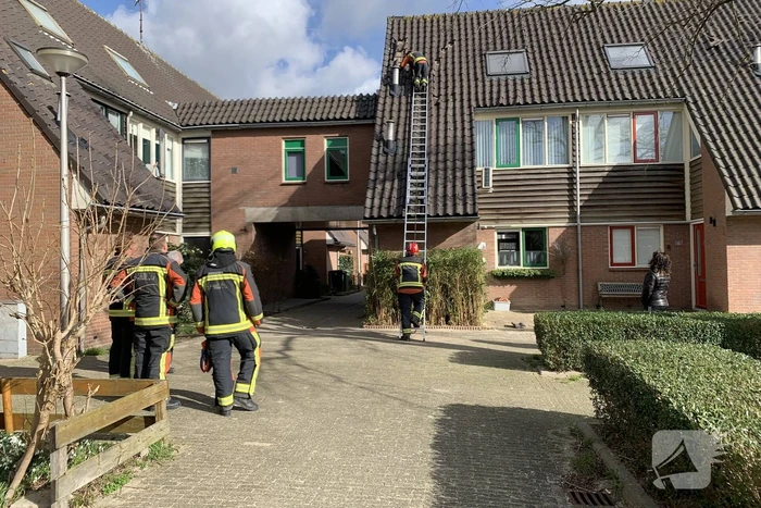 Brandweer ingezet voor losliggende dakpannen