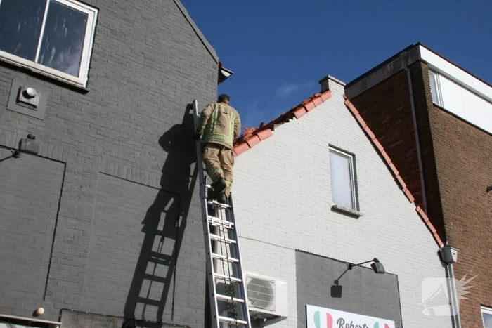 Brandweer ingezet voor stormschades in winkelgebied